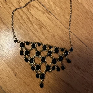 svart guldigt halsband med svarta pärlor - jättefin och unik