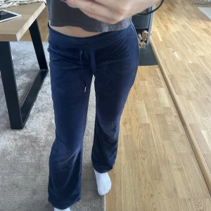 Mysbyxor - Säljer dessa marinblå mjukis ifrån ginatrico. Dom säljs inte längre utan fickorna där bak. Betalade 250kr när jag köpte dom. Fint skick 