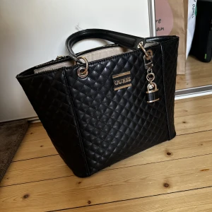 Guess tote-bag - Väska från guess, inredningen är lite smutsig och handtagen har en del märken.