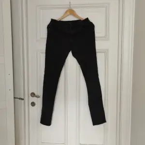 Svarta skinny jeans säljes! Jeansen är i användt men fint skick