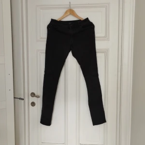 Svarta skinny jeans - Svarta skinny jeans säljes! Jeansen är i användt men fint skick