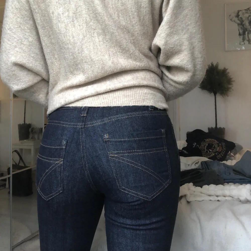 Säljer dessa jeansen då jag inte får någon användning för dom, de är super bra skick! (De är mörkblå). Jeans & Byxor.