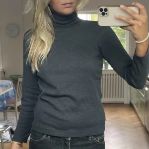 Den snyggaste polotröjan - Den snyggaste polotröjan, perfekt för skola eller jobb nu till hösten! Så skönt material och färg 🤍