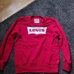 Säljer nu min röda Levi's tröja för den är för förliten. Och inge skavanker elle hål 