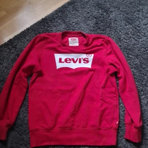 Röd Levi's tröja  - Säljer nu min röda Levi's tröja för den är för förliten. Och inge skavanker elle hål 