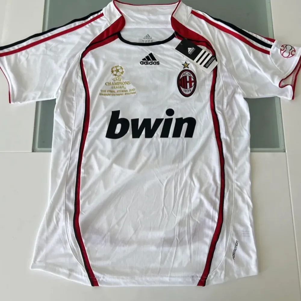 En riktigt fin Milan tröja i vit. Perfekt skick och ser väldigt bra ut. Pris kan diskuteras! . T-shirts.