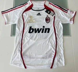 Ac Milan retro tröja - En riktigt fin Milan tröja i vit. Perfekt skick och ser väldigt bra ut. Pris kan diskuteras! 