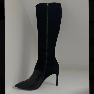 Boots - Säljer ett par jätte fina boots från Rizzo. Själva ”skaftet” är i riktig mocka och nedre delen av bootsen är i krokodil imitation. Super sköna men tyvärr förstora för mig och har därför bara kommit till användning vid ett tillfälle. Nypris 3495kr