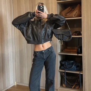 Skinnjacka - Köpt på Alva Blomdahls Vinted, men passar ej mig så säljer direkt. Jättesnygg och ser inga fel på den! Brun/svart färg. Det är den exakta jackan på bilden.