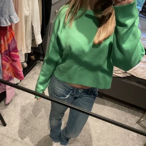 Stickad tröja  - Grön stickad tröja från other stories💖Aldrig använd, lappen kvar!