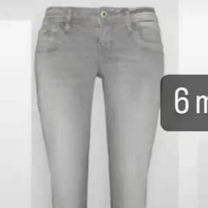 säljer mina ltb valerie jeans i storlek 34-34 då dom är stora på mig. dom är helt oanvända endast testade, nypris 829 och säljer dom för 700kr. vill ni ha fler bilder kom privat☺️ storlek 34 är en stor storlek och motsvarat tex storlek 46!