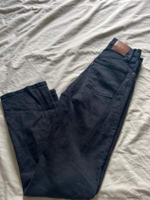 Säljer dessa populära jeans från Levis (ribcage straight)   Fler bilder finns att få