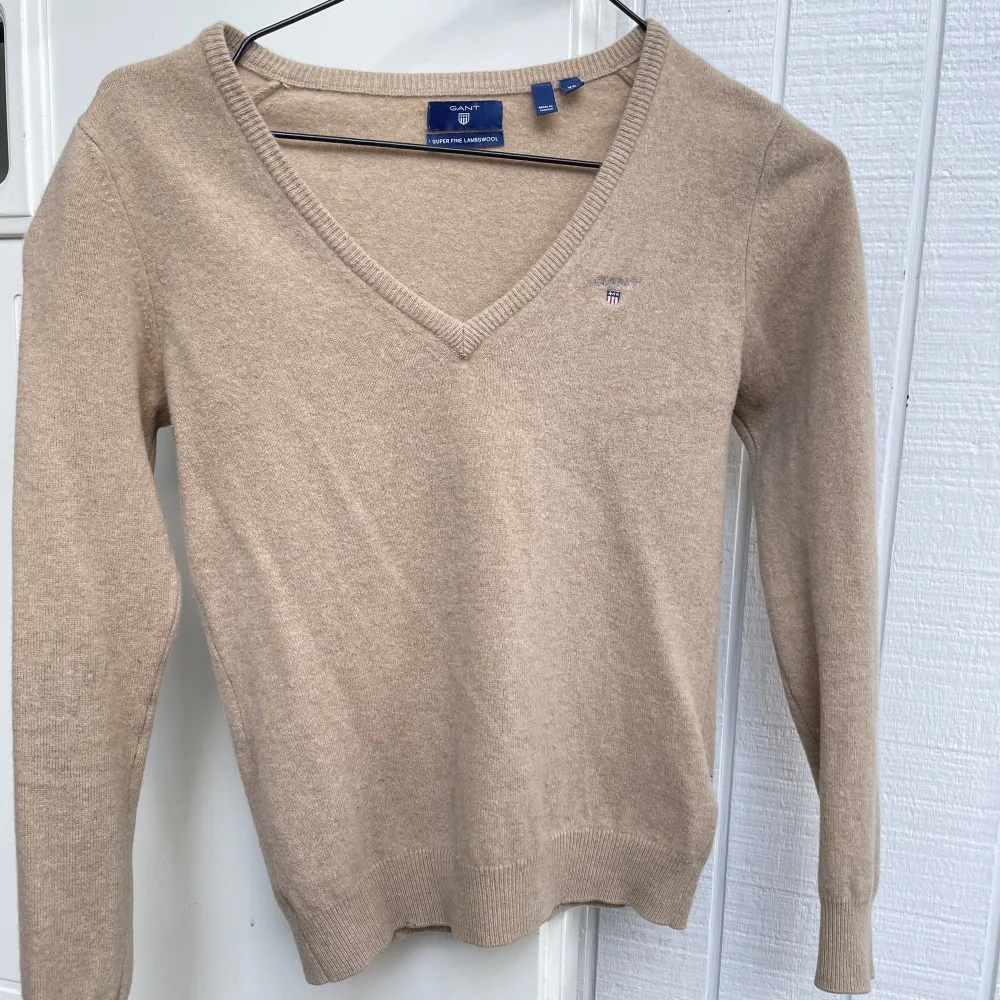 Säljer en väldigt skön beige GANT tröja som knappt är använd. Perfekt till hösten/vintern🍂❄️ Materialet är 100% ull och inte stickigt utan bara mjukt!. Stickat.