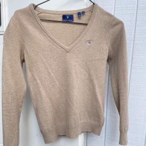 Säljer en väldigt skön beige GANT tröja som knappt är använd. Perfekt till hösten/vintern🍂❄️ Materialet är 100% ull och inte stickigt utan bara mjukt!
