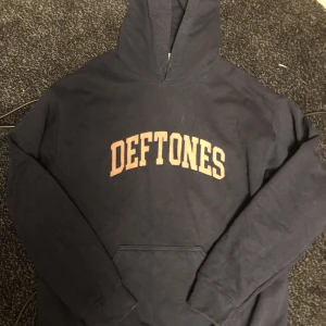 Deftones hoodie - Riktigt snyggt, pris kan diskuteras 