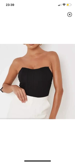 Svart korsett stl xs - Säljer min svarta korsett från prettylittlething i stl xs. Toppen har en dragkedja i ryggen.🥰