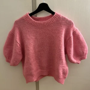 Stickad topp från zara - Säljer denna rosa stickade topp från zara i storlek s! Super fin och passar till allt🩷