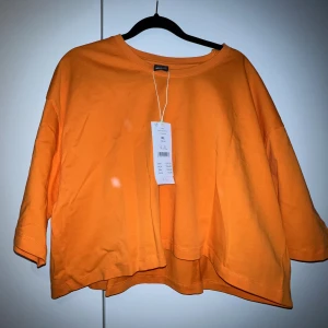 T-Shirt  - Oanvänd, i kortare modell 