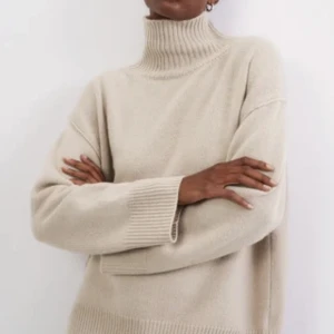 Soft Goat tröja - Boyfriend Turtleneck 100% kashmir. Säljer denna super snygga soft goat polotröja, använd sparsamt. Lite små noppror under armarna, men annars i bra skick. Färgen Wheat, köpt på Soft goats hemsida för 3495kr.  Pris kan diskutera, skriv för fler bilder🐐☀️😀🤩