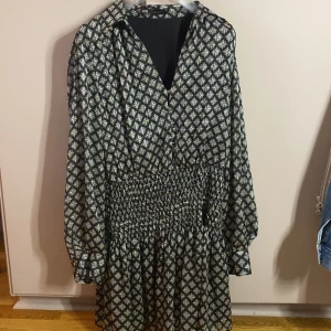 Klänning - Säljer denna super söta klänningen från zara som jag tyvärr inte får någon användning av och har använt en gång! 