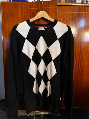 Svartvit V-Neck - Svartvit V-Neck fi bra skick. Storlek XL. Kan mötas upp i Umeåområdet eller fraktas på köparens bekostnad 