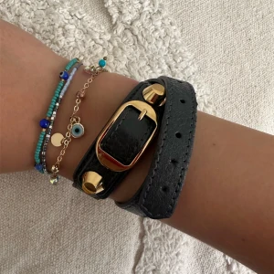 Balenciaga armband - Säljer mitt supersnygga balenciaga armband som tyvärr inte kommer till användning💘💘Har gjort ett eget hål för att det skulle passa mig bättre (sista bilden) men det syns inte annars💕💕Bra skick!!! Och kvitto finns och medföljer💘💘Mörkgrå