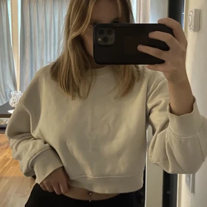 Sweater - En lite cropped Sweater i bra skick, inga defekter. Skriv för mer info🥰