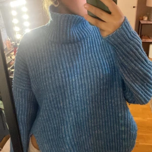 Stickad tröja blå - Säljer denna jätte fina blåa stickade tröja som jag inte får så mycket användning av längre!