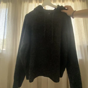 Stickad hoodie - Säljer dina super fina stickade hoddien!! Perfekt nu till hösten. Passar strl XS-M. Köparen står för frakten.😝