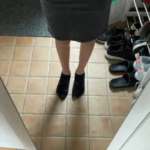 Säljer denna kjol för den kommer inte till användning längre.