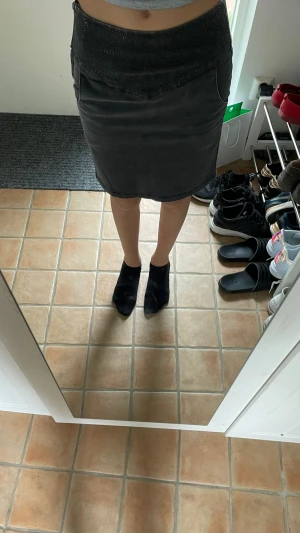 Grå kjol - Säljer denna kjol för den kommer inte till användning längre.