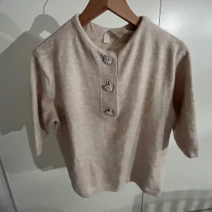 Trekvartsärmad - Säljer denna jätte jätte fina stickade trekvsrtsärmade t shirten som kan användas både med och utan krage! Lite oversized i storlek. Jätte fint skick knappast använd! 