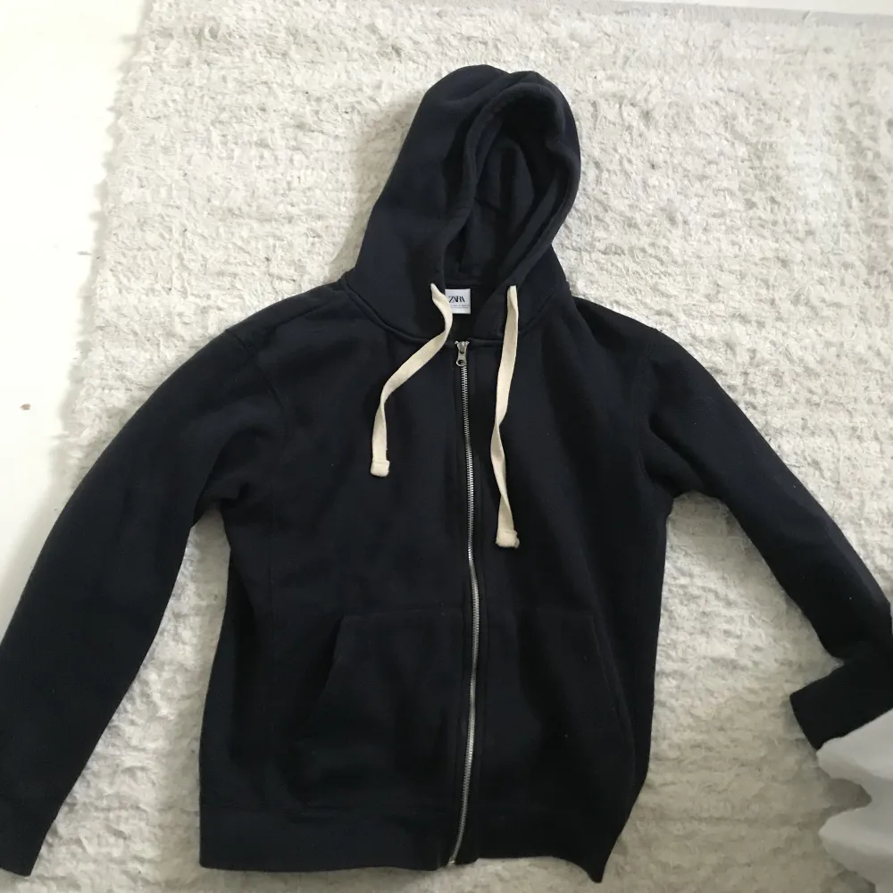 Zip hoodie från Zara, säljer pga att jag inte använder den så mycket :) Inga defekter eller hål 🥰 Kontakta för mer info . Hoodies.