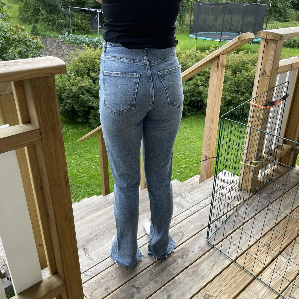 Blåa jeans från Gina tricot med slits  !! Storlek 34 och avklippta för att passa min längd (163 cm)👍 Fint skick!!. Jeans & Byxor.