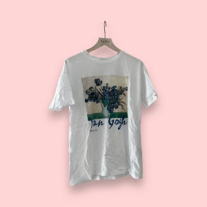 Van Gogh t-shirt - T-shirt med Van Gogh tryck i storlek S. Från Pull&Bear men gjort i samarbete med The Met. Använd gärna KÖP NU 🫶🧚