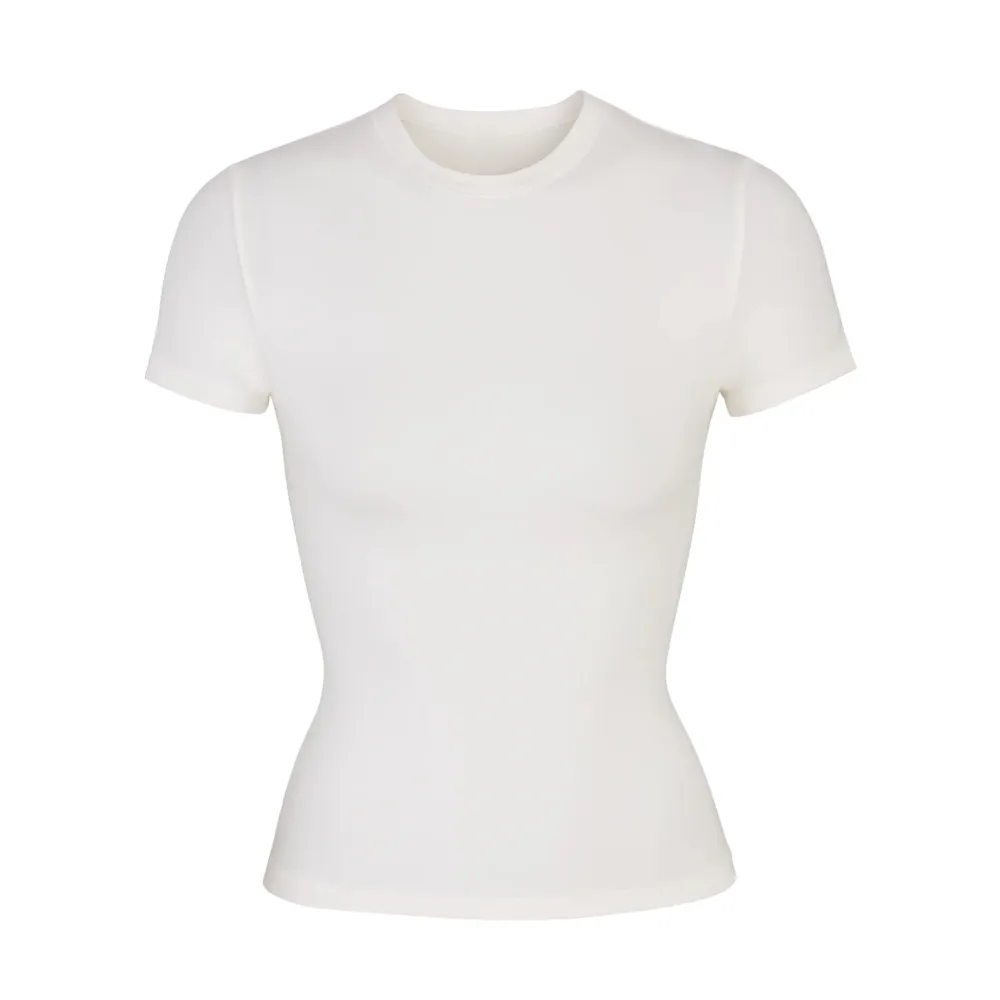 Säljer skims dupe T-shirt i vitt och svart eftersom de är för korta för min smak. Går ner under naveln.. T-shirts.