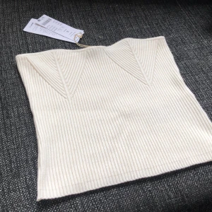 Offwhite tube top - Knuttes tube top, färg offwhite från Gina tricot! 🫶🏼 Nyskick, endast testad. Org. Pris 259kr! Säljer pga den är lite stor för mig