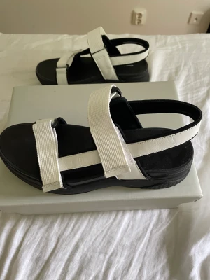 Sandaler - plattform  - Nyskick - endast använda 1 gång