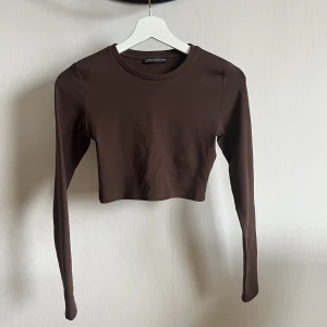 Långärmad   - Säljer denna helt oanvända fina långärmade cropped tröjan. Tröjan är liten i storleken och sitter som S/Xs😊Vid köp av båda tröjorna kan priset diskuteras! Vid intresse eller frågor, skriv privat!💕 