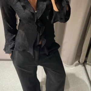 Zara blus - Snygg blus från zara. Den är använd fåtal gånger och är i utmärkt skick! Skriv om ni är intresserade av att köpa❤️