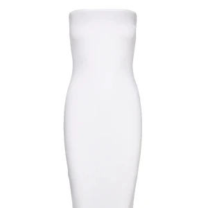 Vit tubtopp klänning - Säljer en fin vit tibbtopps klänning som ej kmr till användning då jag har flera stycken. Säljs billigt då garderoben rensas💞