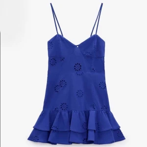 Zara klänning  - Säljer min superfina volangklänning ifrån Zara eftersom den har blivit för liten💙💙Knappt använd, inga synliga defekter. Nypris:500kr Skriv om du har frågor🫶