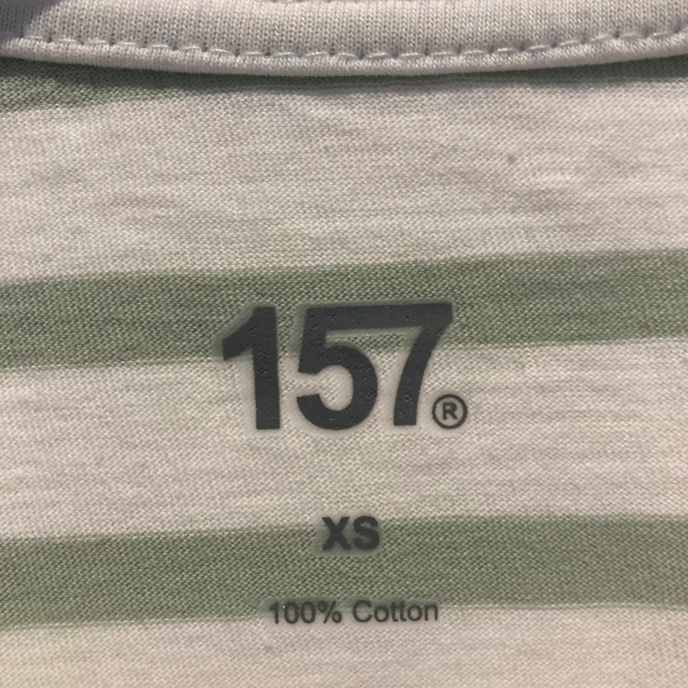 En vanlig T-shirt från lager 157 använd endast en gång bra skick inga defekter, säljer även en svart💞. T-shirts.