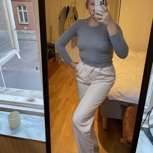Beiga kostymbyxor  - Supersnygga extra långa kostymbyxor som är för långa för mig, har ett litet hål längst ner längst bak i längden. Passar 175cm eller längre i längden💕🌟säljer även likadana i vitt🤍 Säljer även Cashmire tröjan på bilden för 100kr 