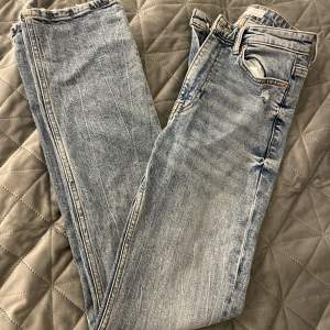 Säljer dessa superfina jeans från Bershka💗 Köpta för 379 och de är i väldigt bra skick💓