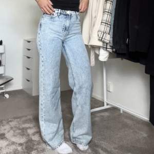 Vida jeans från MONKI, strl 26. (Jag har i vanliga fall 34/36 i jeans)  150+frakt 