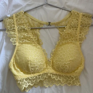 Bralette  - Oanvänd då den var för liten när jag köpte den. Den är väldigt stretchig och skönt tyg.