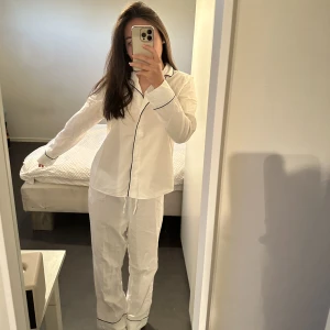 vit pyjamas - pyjamas från gina tricot, säljer då den ej kommer till användning🤍