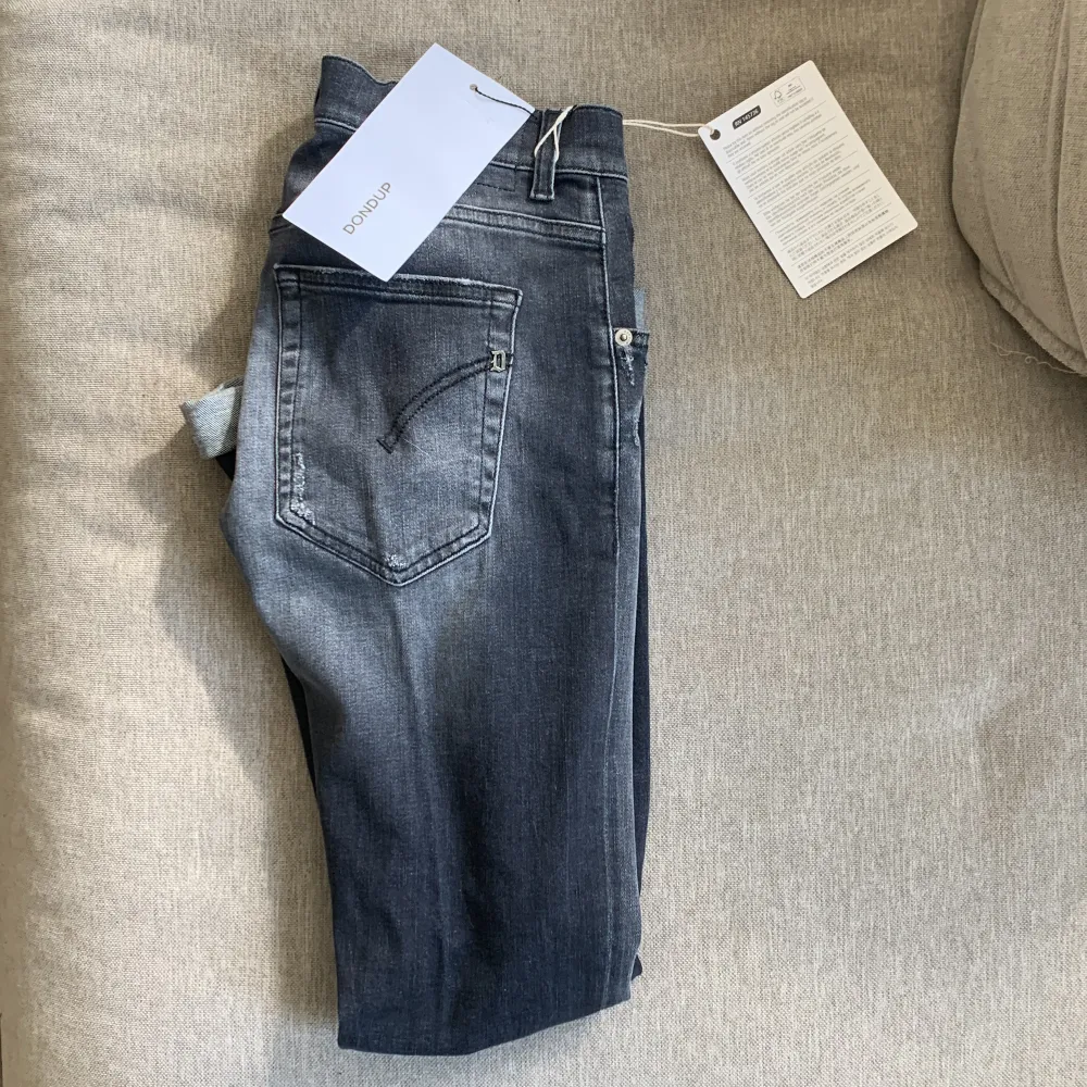 Tjena, säljer nu dessa helt sprillans nya dondup jeans pga att de inte passade.  Skick 10/10 tags och lappar kvar!  Färg:Mörgrå  Size:29, skinny fit!  Nypris 2399kr  . Jeans & Byxor.