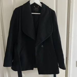 Kappa Stockholm - Kappa från Stockholm med knyte runt midjan.  (Nypris: 1599kr)